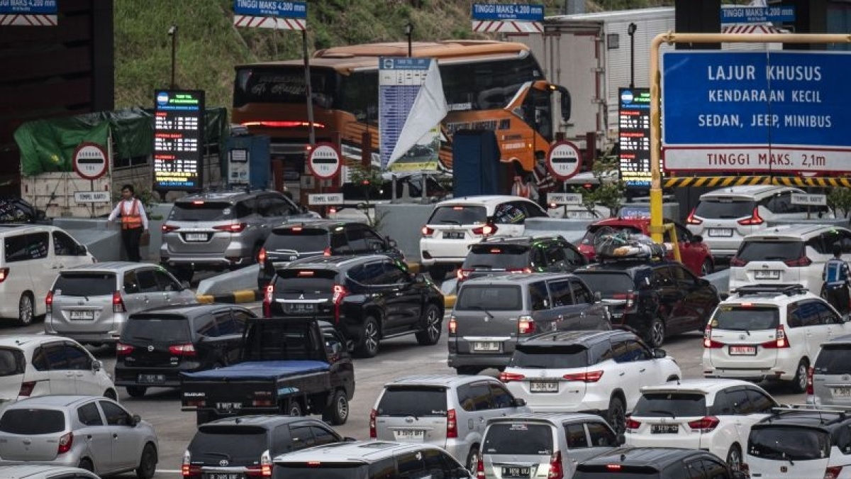 Diskon Tarif Mulai Berlaku, Kendaraan di Jalan Tol Mulai Padat