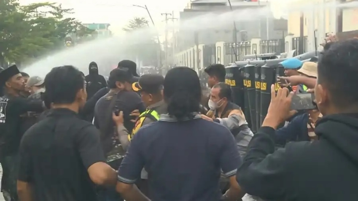 Polisi Diduga Represif ke Massa, Jurnalis dan Paramedis, Polri Dituntut Lebih Humanis