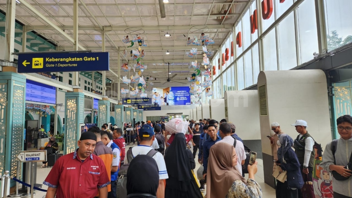Meluber di Stasiun Pasar Senen di Hari Puncak Arus Mudik, Okupansi Pemudik Tembus 107 Persen