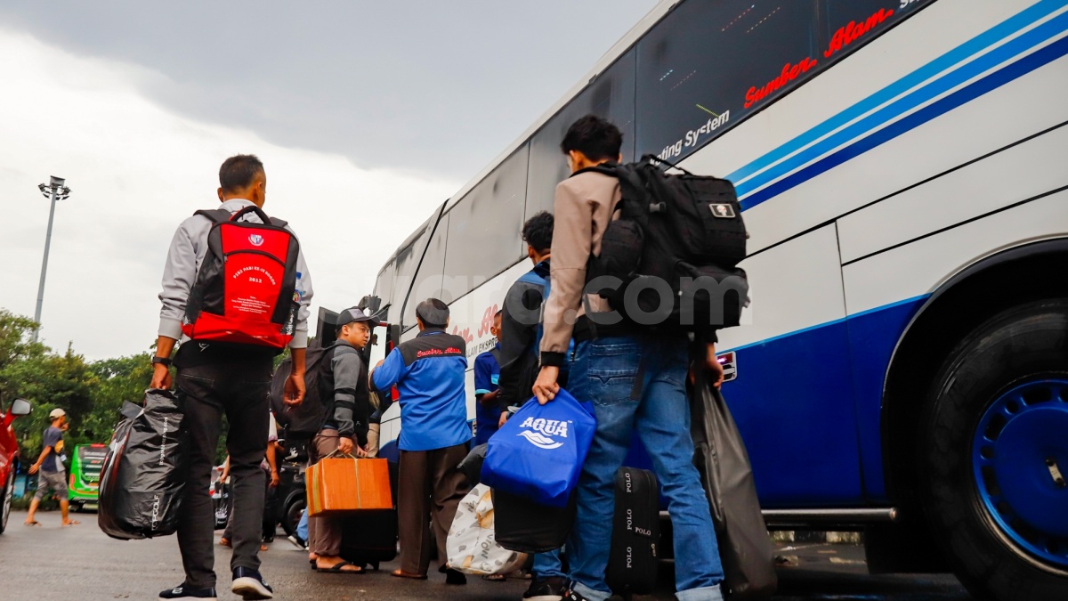 Alami Kenaikan Tarif Bus, Begini Curhatan Pemudik di Terminal Kampung Rambutan