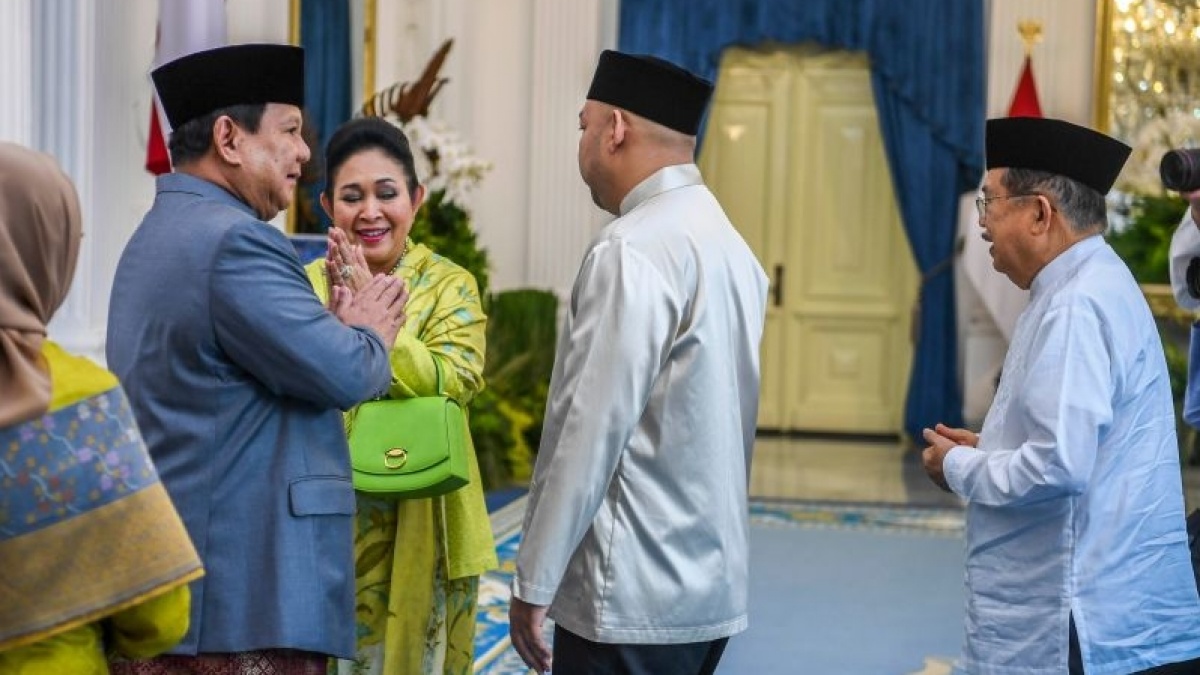 Momen Hangat Prabowo Rayakan Lebaran Bareng Titiek dan Didiet di Istana, Tak Lupa Salami Warga