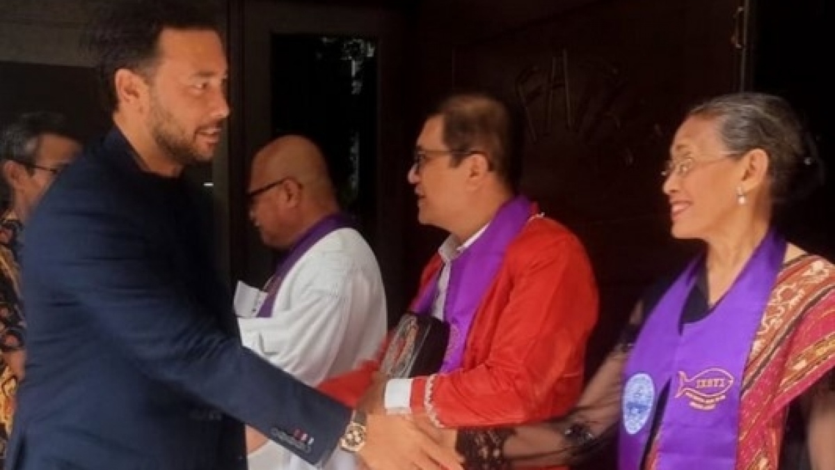 Potret Denny Landzaat Salam-salaman di Gereja Saat Lebaran 2025