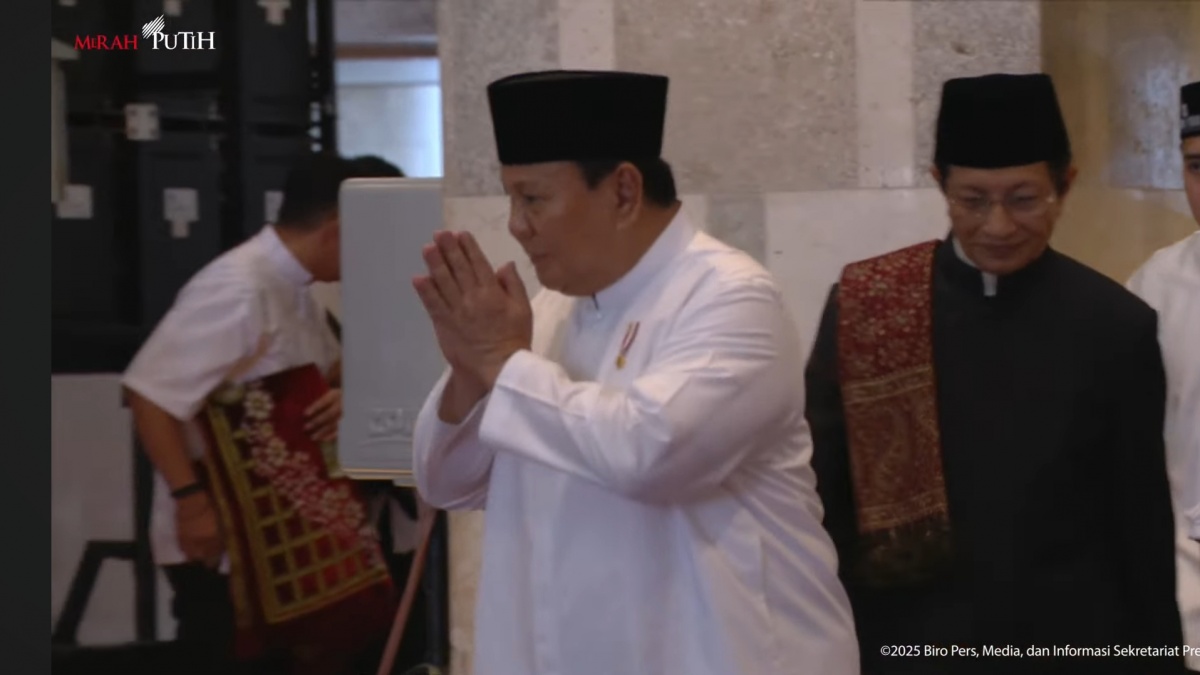 Prabowo Tiba di Masjid Istiqlal Bareng Didit, Gibran, dan Jan Ethes, Jemaah Berdiri Abadikan Foto