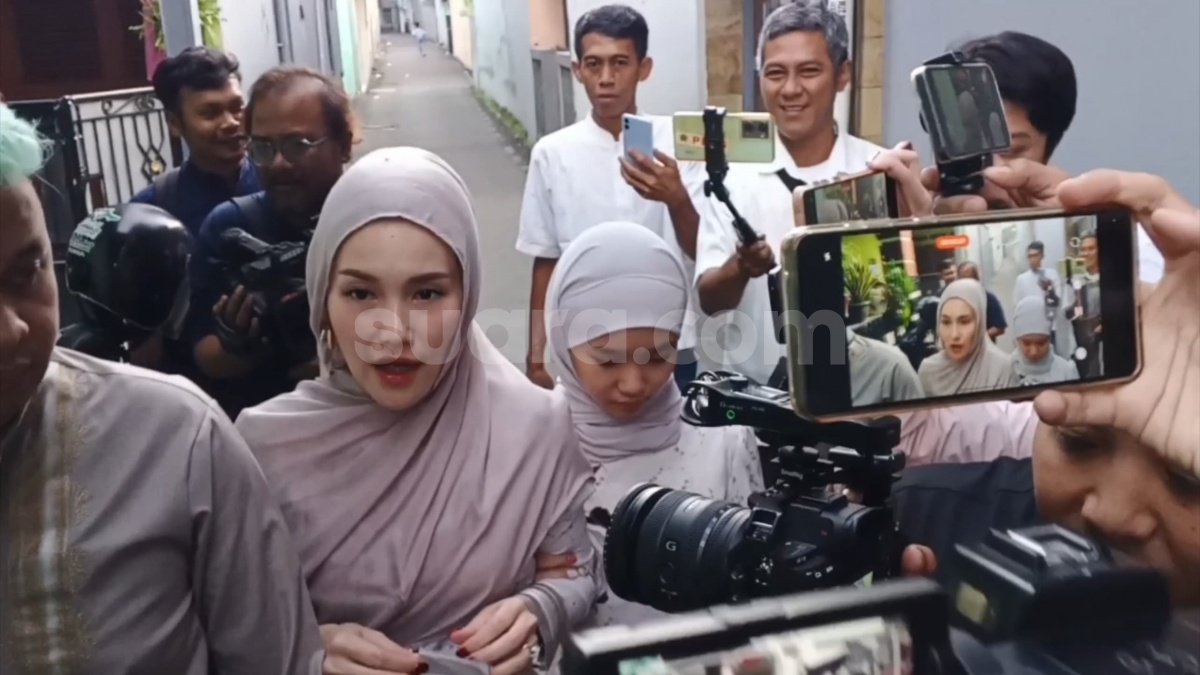 Lagi, Ayu Ting Ting Nyaris Terlambat Salat Ied