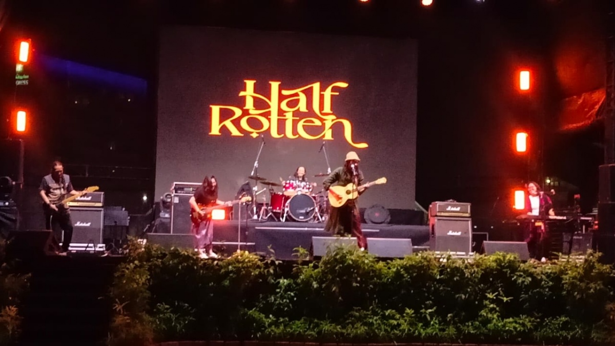 Manggung di Jakarta Lebaran Fair 2025, Halfrotten Sampaikan Pesan Perdamaian