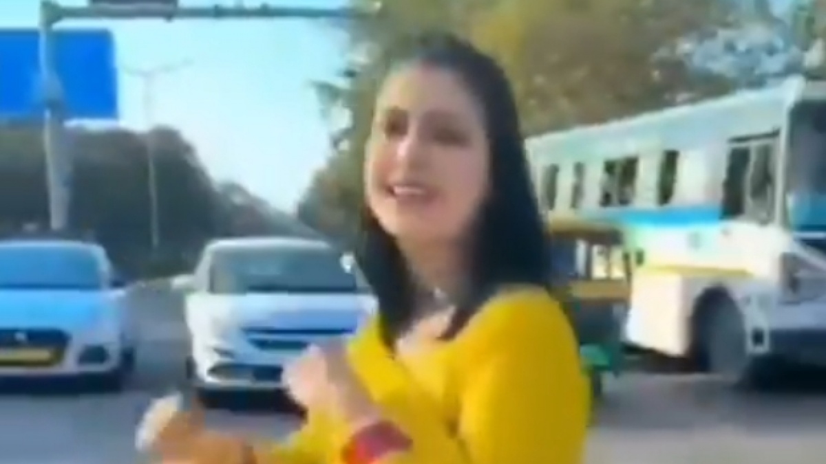 Viral! Istri Polisi Joget di Zebra Cross, Suami Kena Skors