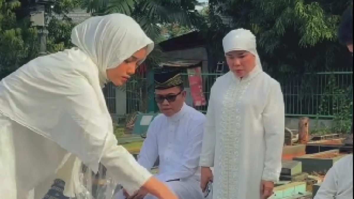Ziarah Makam Vanessa Angel saat Lebaran, Penampilan Fuji Jadi Perbincangan