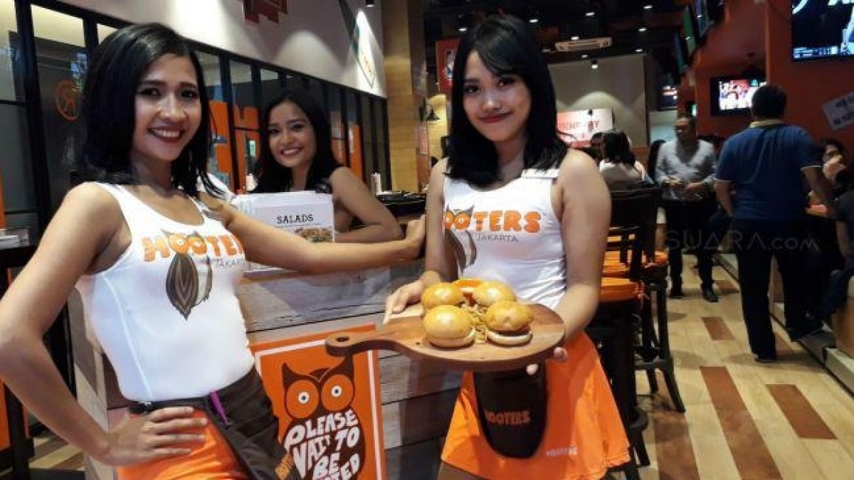 Hooters Bangkrut, Para Pelayan Seksinya Kemana?