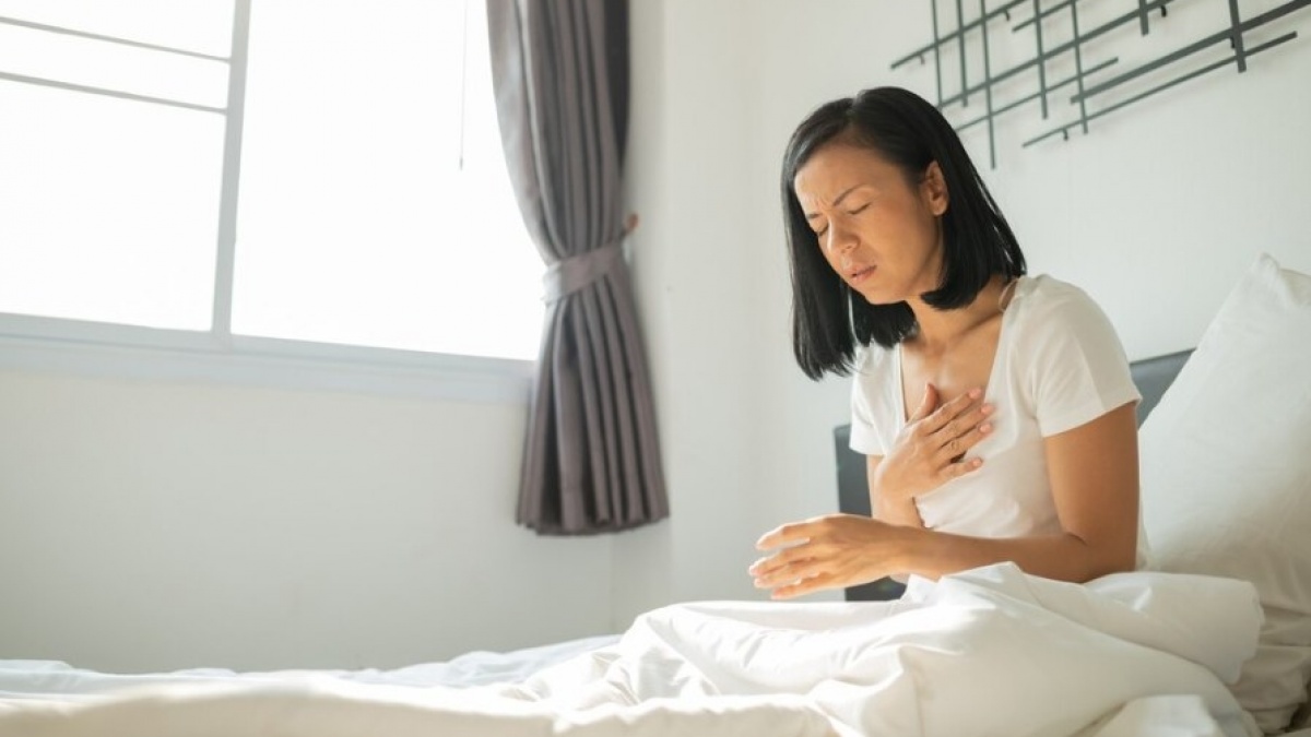Gejala Nyeri Dada Akibat Anxiety: Apa Bedanya dengan Serangan Jantung?