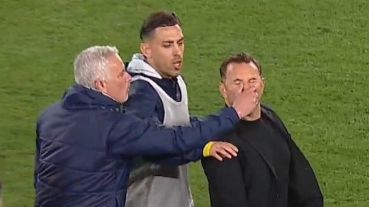Detik-detik Jose Mourinho Remas Hidung Pelatih Galatasaray: Tito Vilanova Jilid II