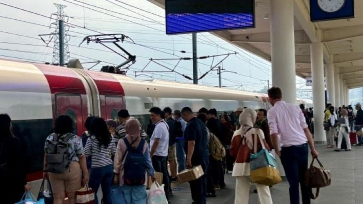 Sekolah dan Kantor Mulai Aktif, Penumpang Whoosh Melonjak hingga 20 Persen