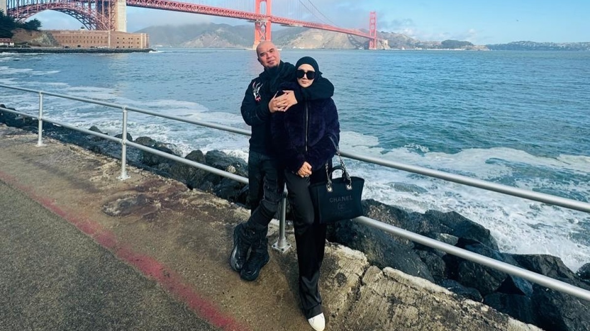Momen Ahmad Dhani dan Mulan Jameela Suap-suapan saat Lebaran Bikin Salfok