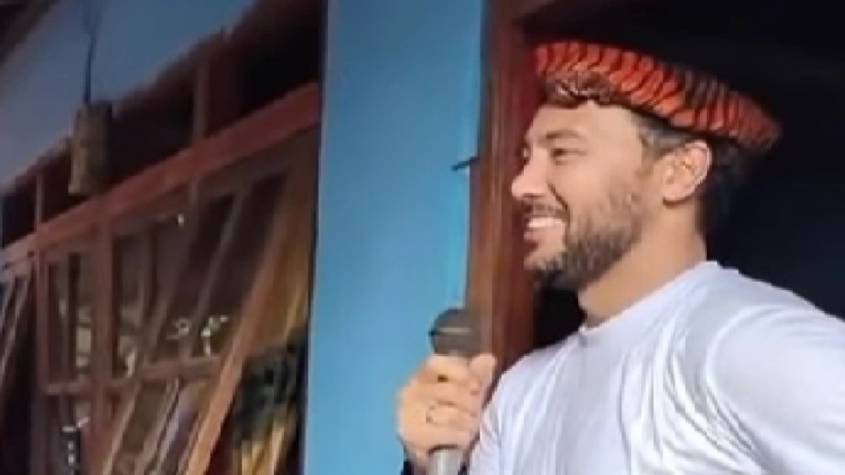 Viral Denny Landzaat Fasih Bahasa Indonesia di Maluku, Shin Tae-yong Kena Sindir