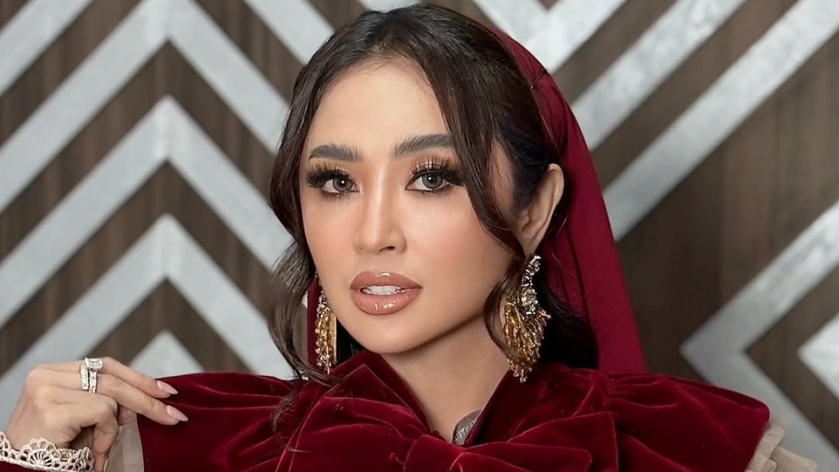Dewi Perssik Anggun Berkebaya, Suara Emas dan Penampilannya Tuai Sorotan
