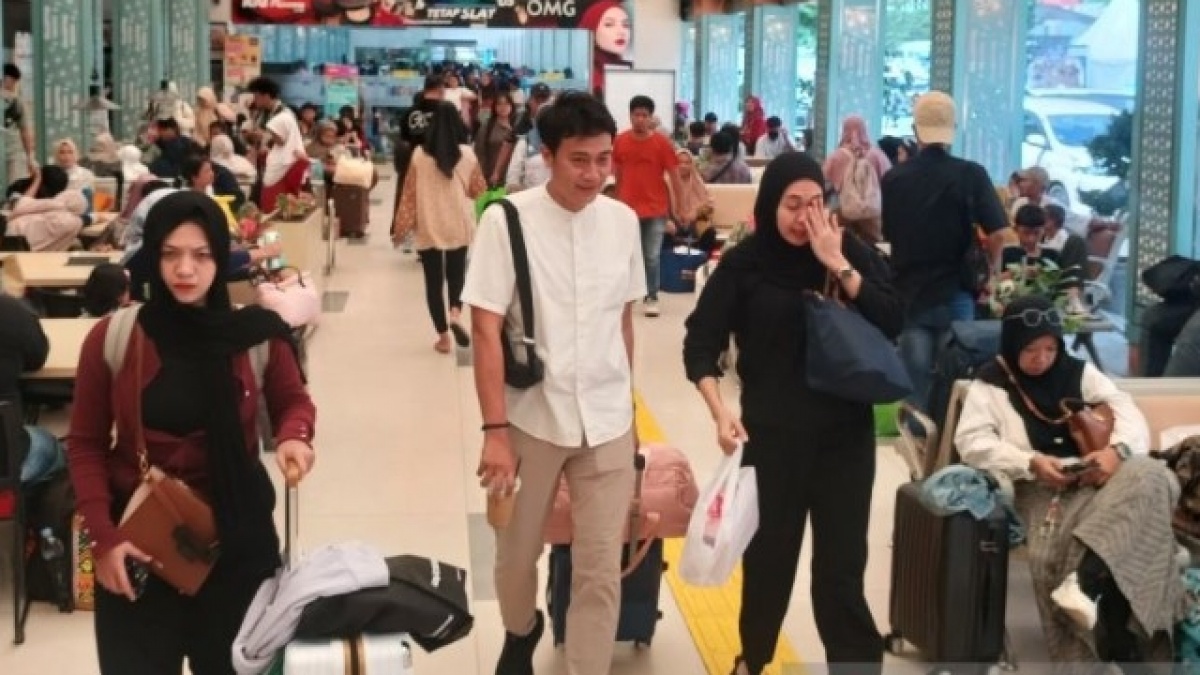 Laptop, Dompet, Jaket... Semua 'Pulang'! Kisah Manis Stasiun Gambir Saat Arus Balik Lebaran