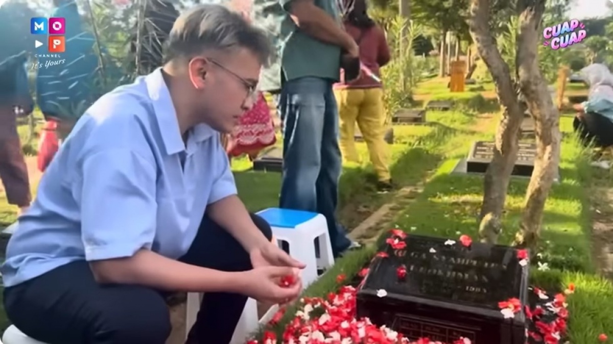 Potret Perdana Ruben Onsu Ziarah ke Makam Olga Syahputra Usai Mualaf