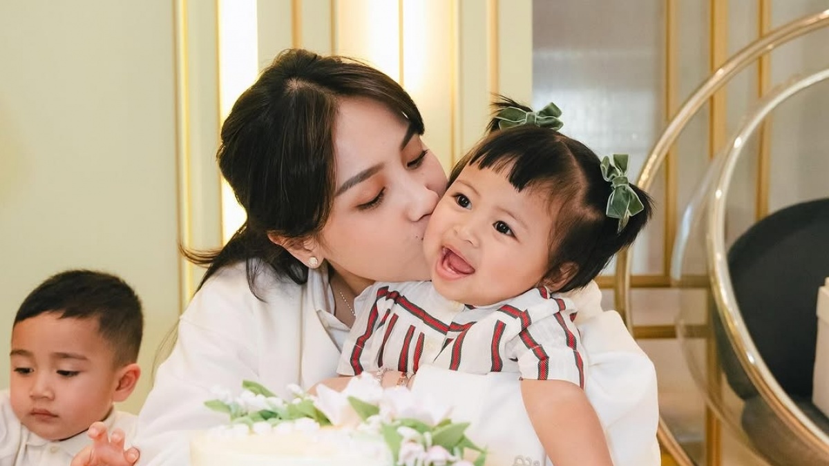 Nagita Slavina Ditegur Netizen Saat Suapi Baby Lily Kue Nastar: Itu Masih Bayi!