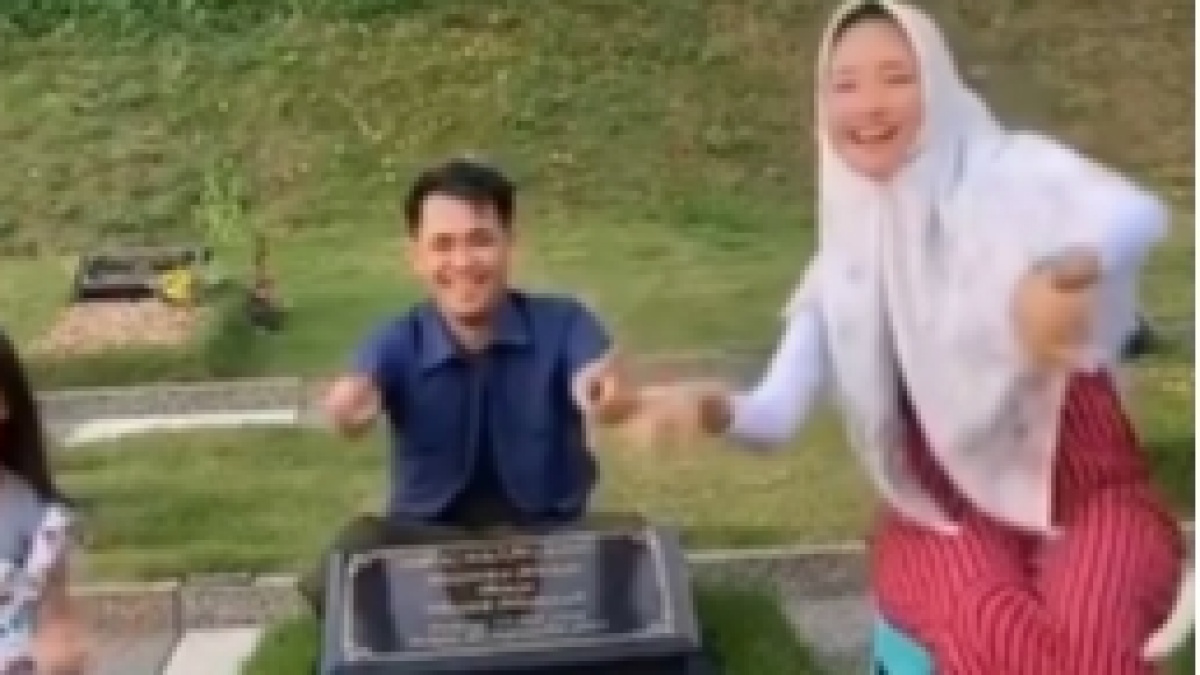 Viral Velocity di Makam, Begini Adab Ziarah Menurut UAS