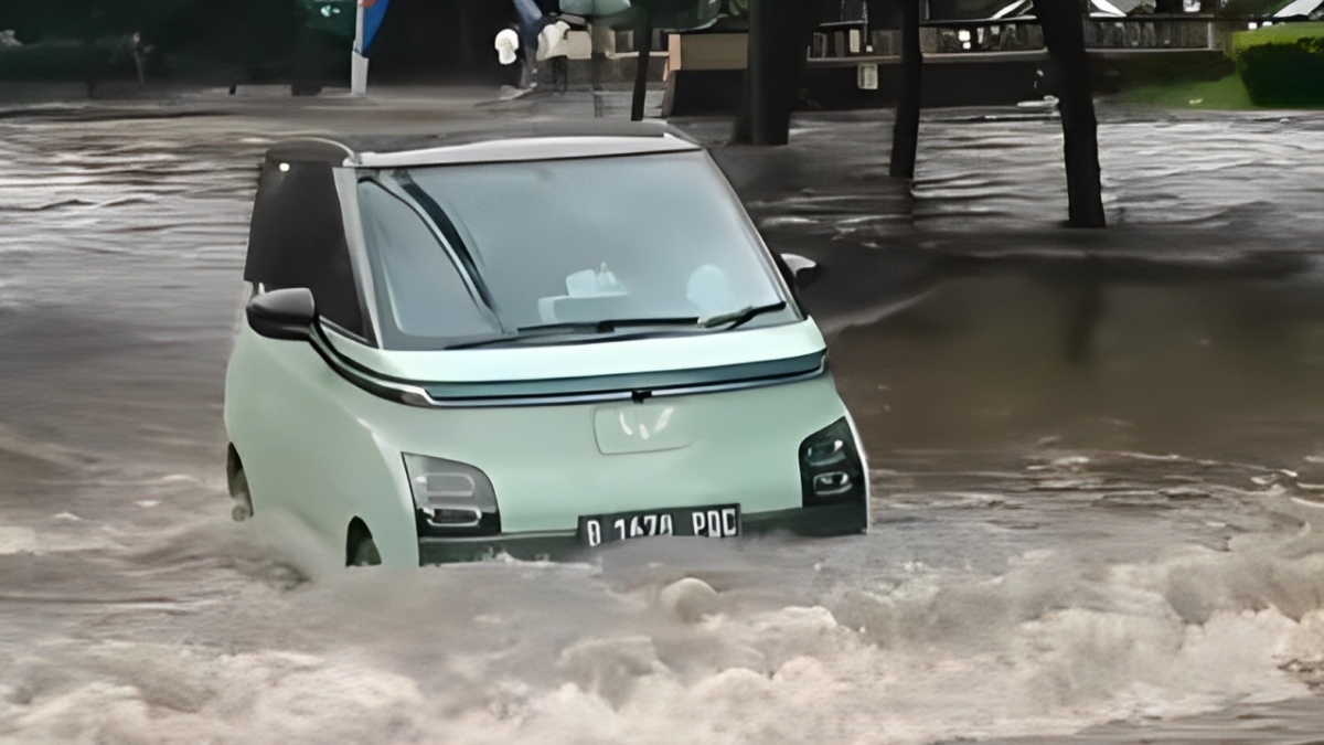 Ketika Mobil Listrik Wuling Air EV Terabas Banjir, Berjalan Santai Tanpa Halangan