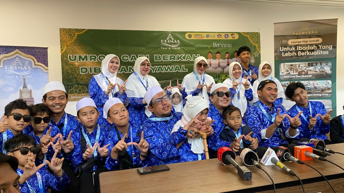 Di Tengah Kesibukan Manggung, Wali Boyong Keluarga Besar Umrah