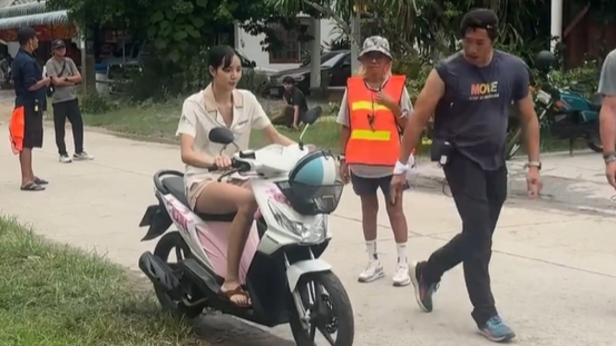 Viral Momen Lisa Blackpink Naik Beat Karbu, Netizen: Bentar Lagi ke BKT Bonceng Tiga