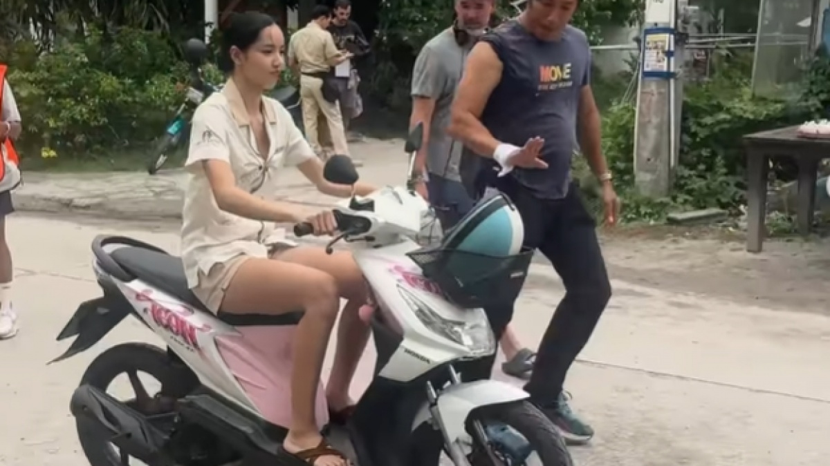 Gaya Anggun Lisa BLACKPINK Motoran Gunakan Honda BeAT, Auranya Terpancar