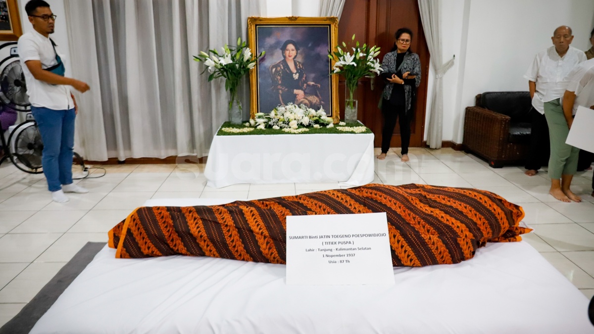 Jenazah Titiek Puspa Tiba di Rumah Duka, Penjagaan Diperketat