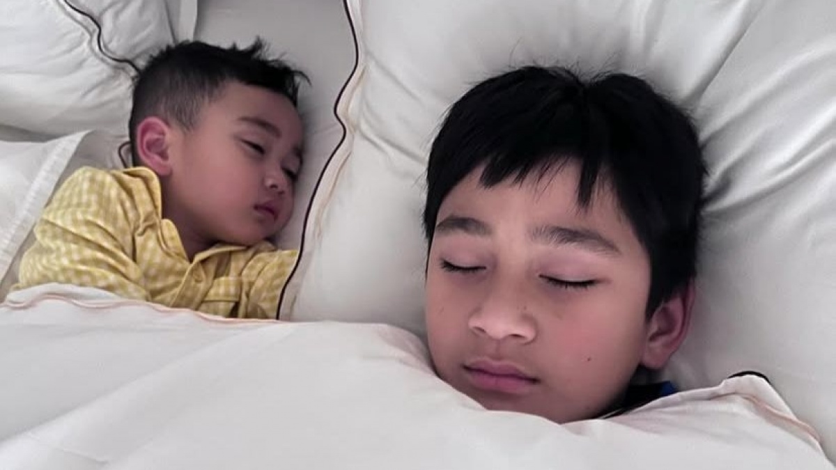 Manisnya Rafathar Keloni Rayyanza Tidur, Ternyata Ini 7 Karakter Anak Pertama