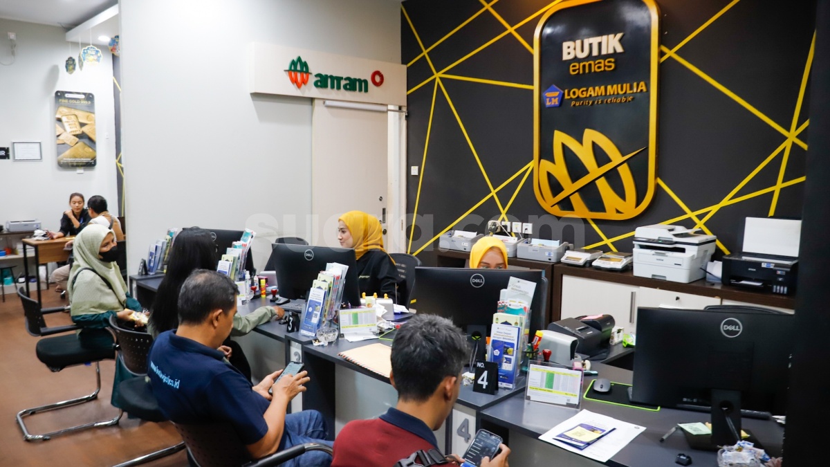 Segera Antre, Harga Emas Antam Makin Anjlok Jadi Rp2.561.000/Gram