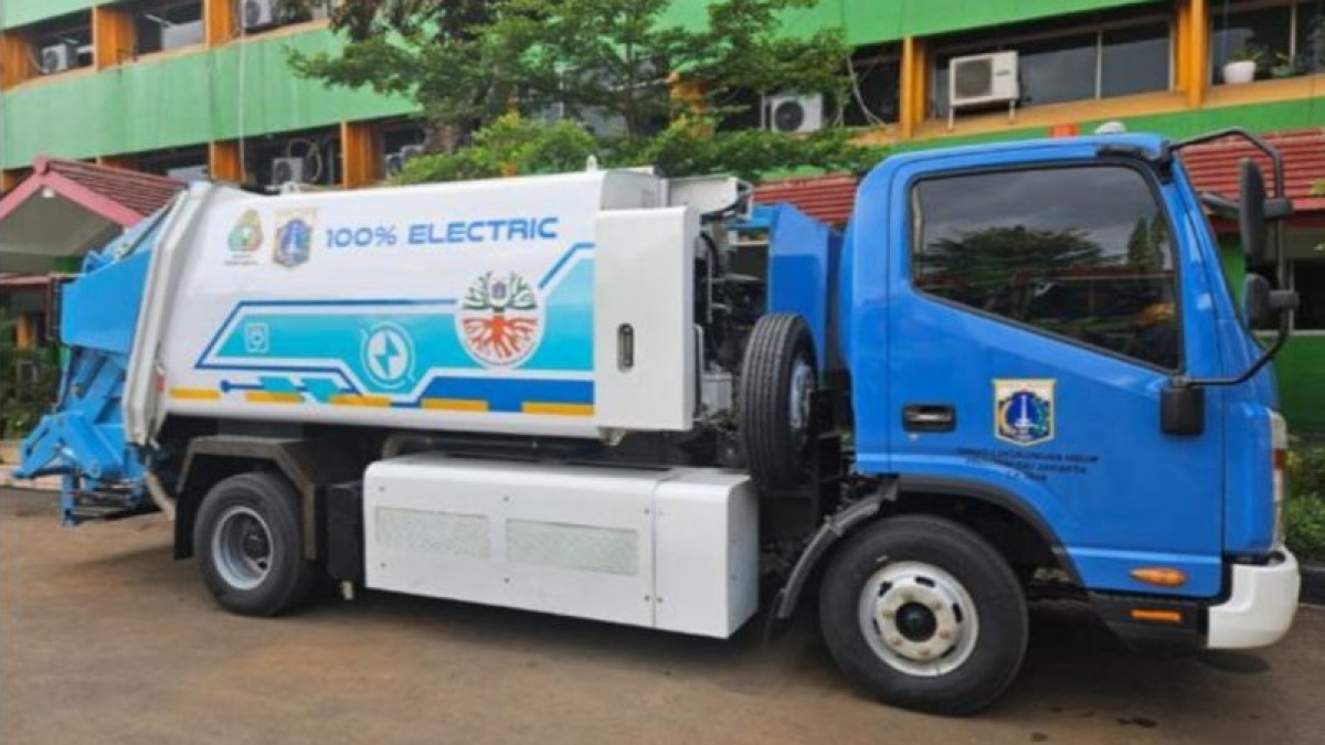 DKI Jakarta Operasikan Truk Listrik MAB untuk Angkut Sampah