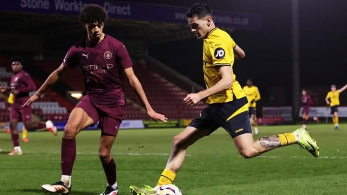 Kejutan! Justin Hubner Masuk Daftar Susunan Pemain dan Starter Lawan Manchester United