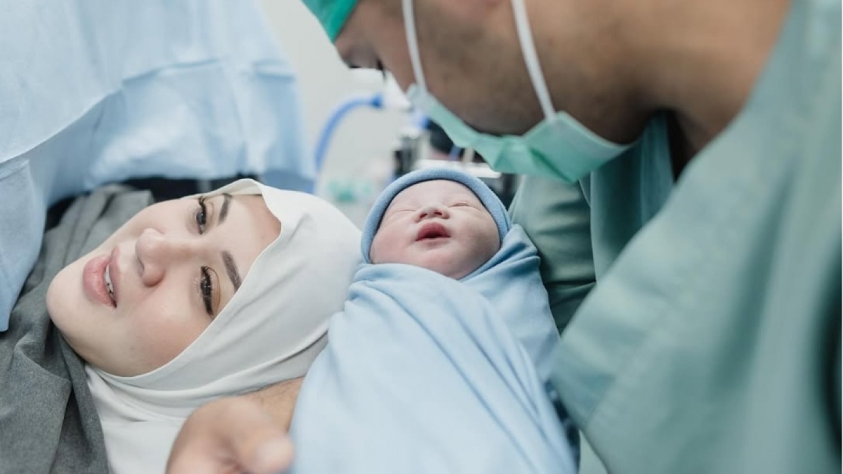 Kesha Ratuliu Melahirkan Anak Ketiga, Wajah dan Nama Bayi Laki-lakinya Curi Atensi