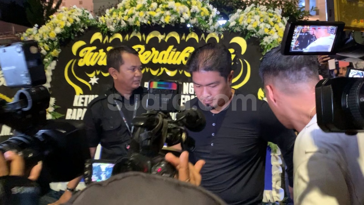 Bams eks Samsons dan Desiree Tarigan Bungkam Usai Tengok Jenazah Hotma Sitompul