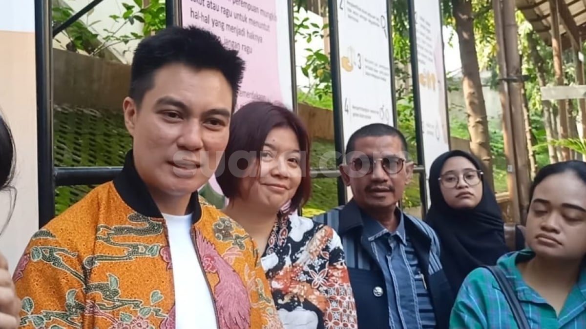 Dulu Tak Direstui Keluarga, Kini Baim Wong Curhat Sampai Nangis di Makam Ibunya Usai Resmi Cerai
