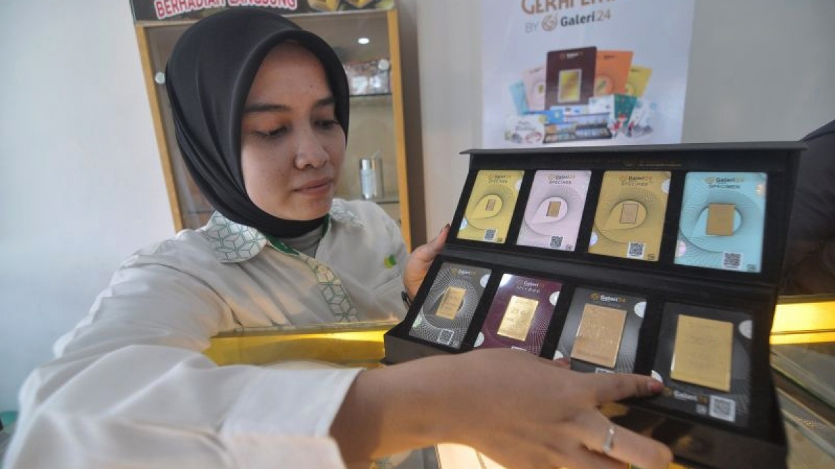 Emas Antam Terpeleset Jatuh Jelang Akhir Pekan, Cek Rincian Harganya