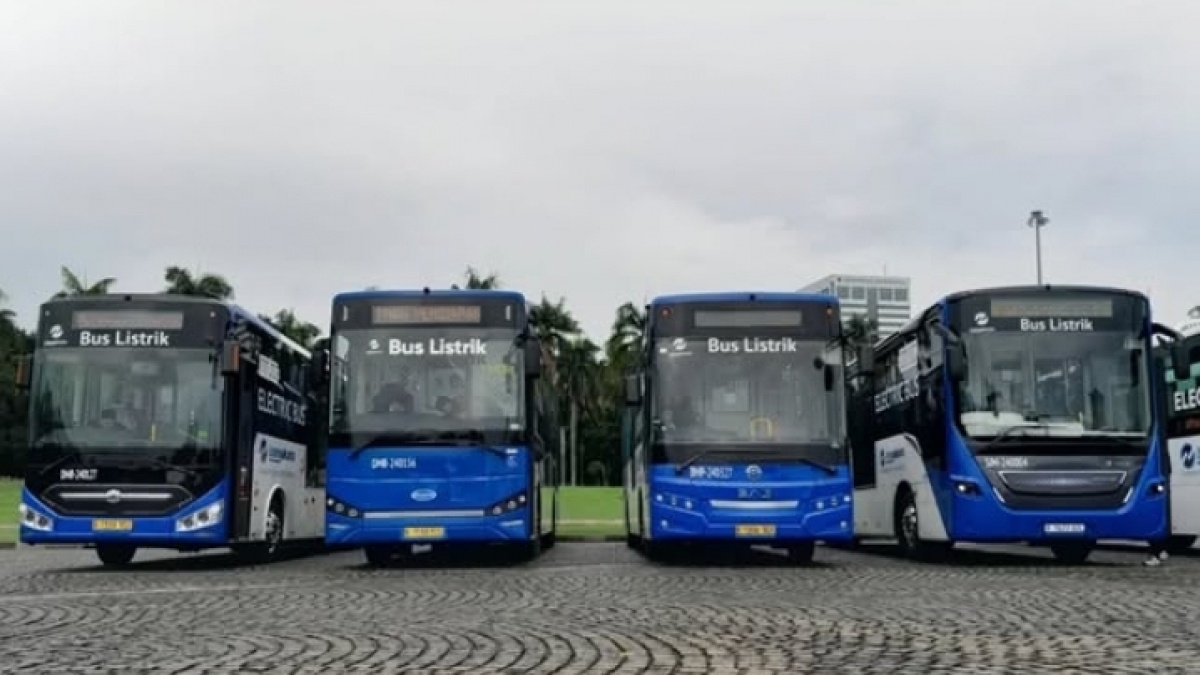Transjakarta Lakukan Penyesuaian Operasional 17 Rute Terdampak Banjir