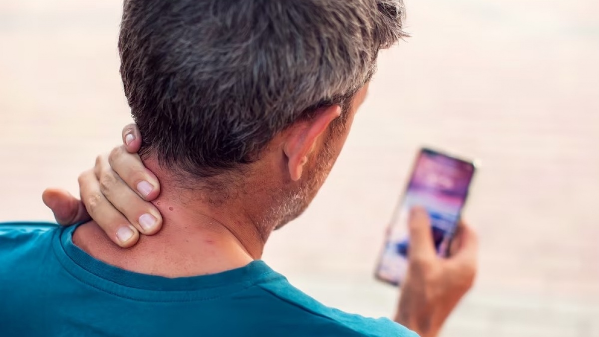 Waspadai Nyeri Tengkuk di Era Digital: Ancaman Kesehatan dari Penggunaan Gadget yang Berlebihan
