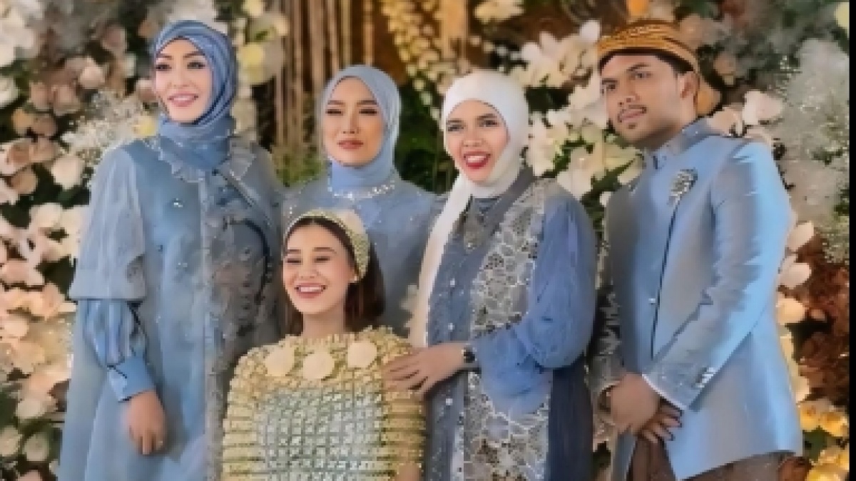 Beda Sendiri, Gaya Hijab Geni Faruk di Acara Mitoni Aaliyah Massaid Jadi Perbincangan