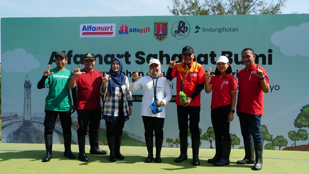 Bangun Perisai Hijau di Pesisir Semarang, Alfamart Tanam 20.000 Mangrove di Hari Bumi 2025