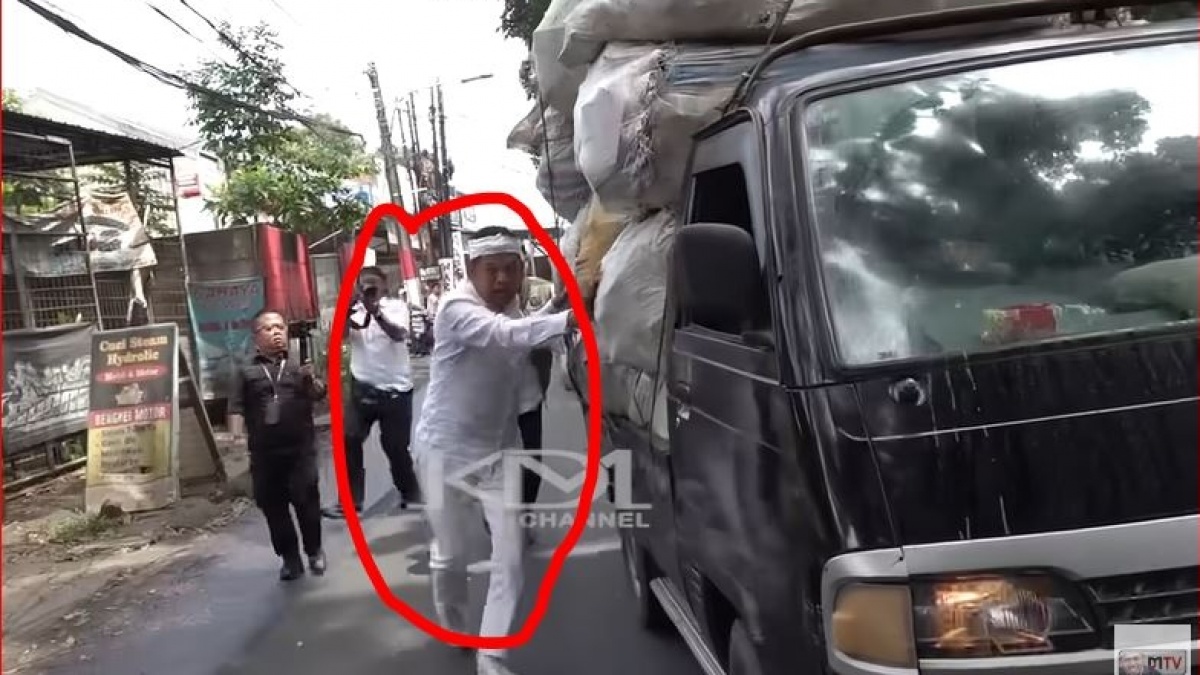 Mobil Rongsokan Bikin Macet, Gubernur Jabar Dedi Mulyadi Auto Ikut Dorong