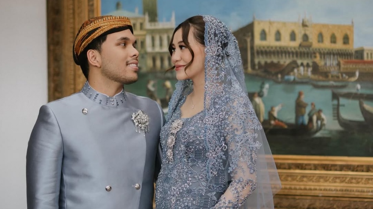 Bukan Sekadar Favorit, Warna Busana Mitoni Aaliyah Massaid Bermakna Mendalam