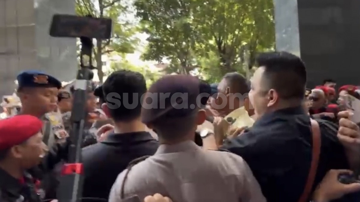 Ricuh Lagi saat Sidang Hasto Kristiyanto Digelar, Massa Teriak 'Penyusup' hingga Botol Melayang
