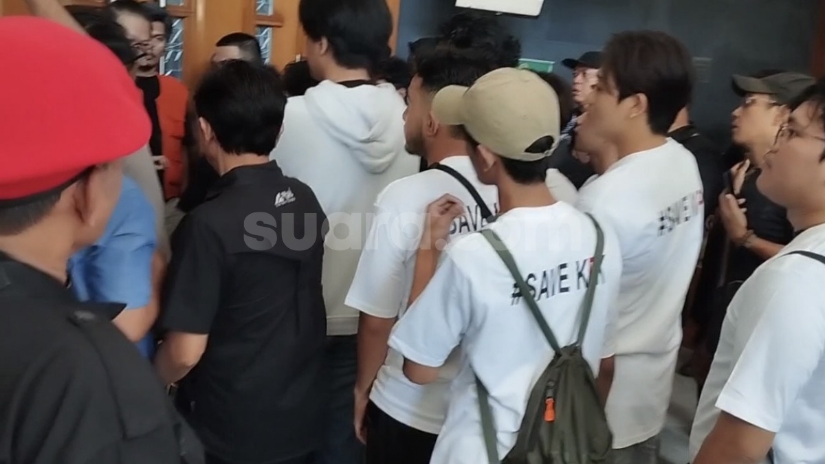 Mendadak! Segerombolan Pemuda #SaveKPK Geruduk Sidang Hasto PDIP, Mau Ngapain?