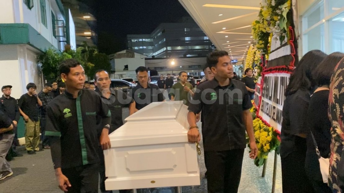 Detik-Detik Jenazah Ricky Siahaan Diantar Keluarga Memasuki Ruang Persemayaman