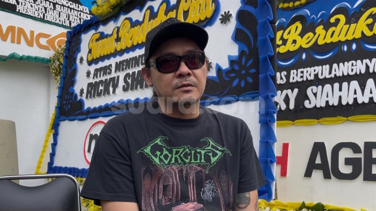 Tangis Stevi Item Kenang Ricky Siahaan: Orangnya Sangat Humoris