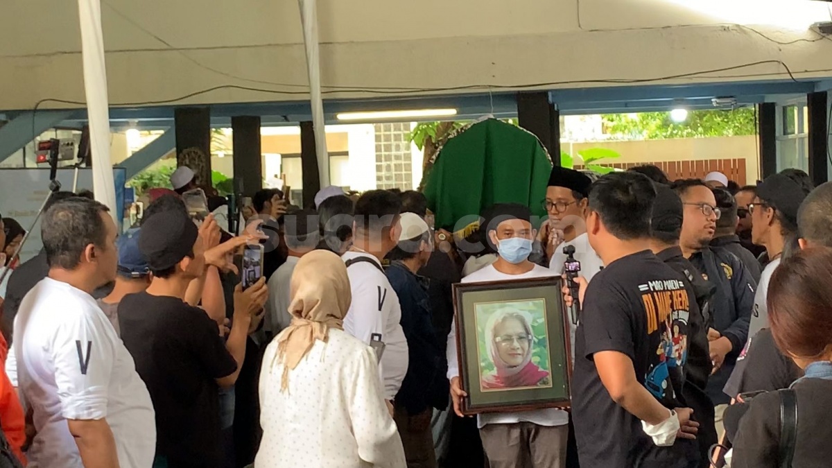 Mahfud MD Kirim Karangan Bunga ke Rumah Duka Bunda Iffet: Ibu yang Sangat Dicintai