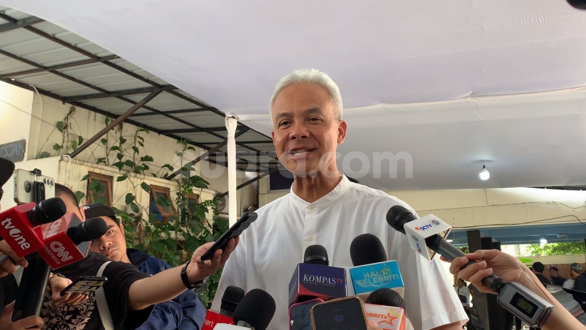 Ganjar Pranowo Bersimpuh di Dekat Jenazah Bunda Iffet, Ungkap Penyesalan Terbesar