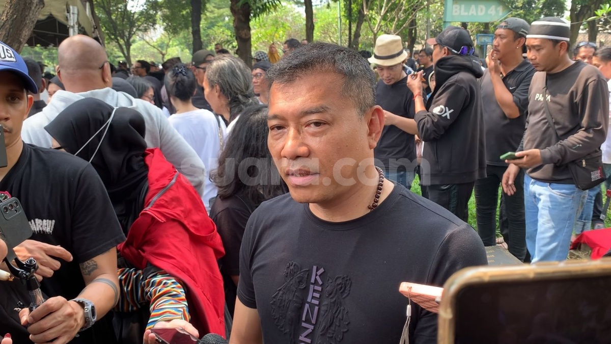 Video Anang Hermansyah Kerja Kelompok di Unair Viral, Warganet Salfok ke Background Laptop