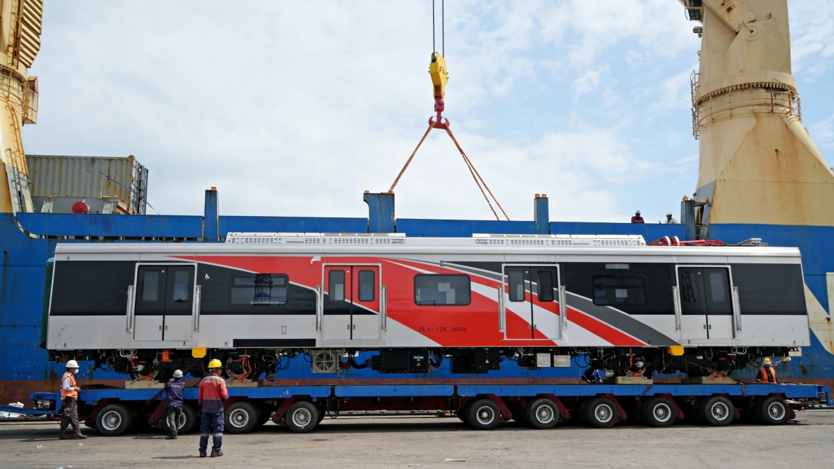KAI Commuter Kembali Kedatangan Dua Rangkaian Kereta KRL Asal China
