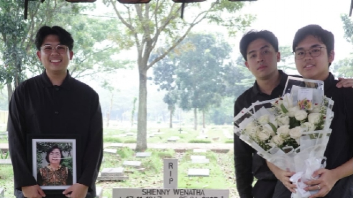 8 Momen Pemakaman Oma Jerome Polin, Tak Kuasa Tahan Tangis